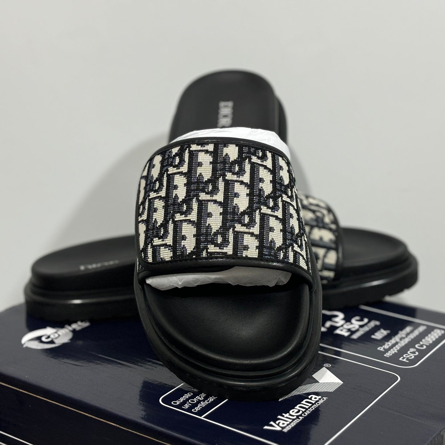 כפכפי DIOR