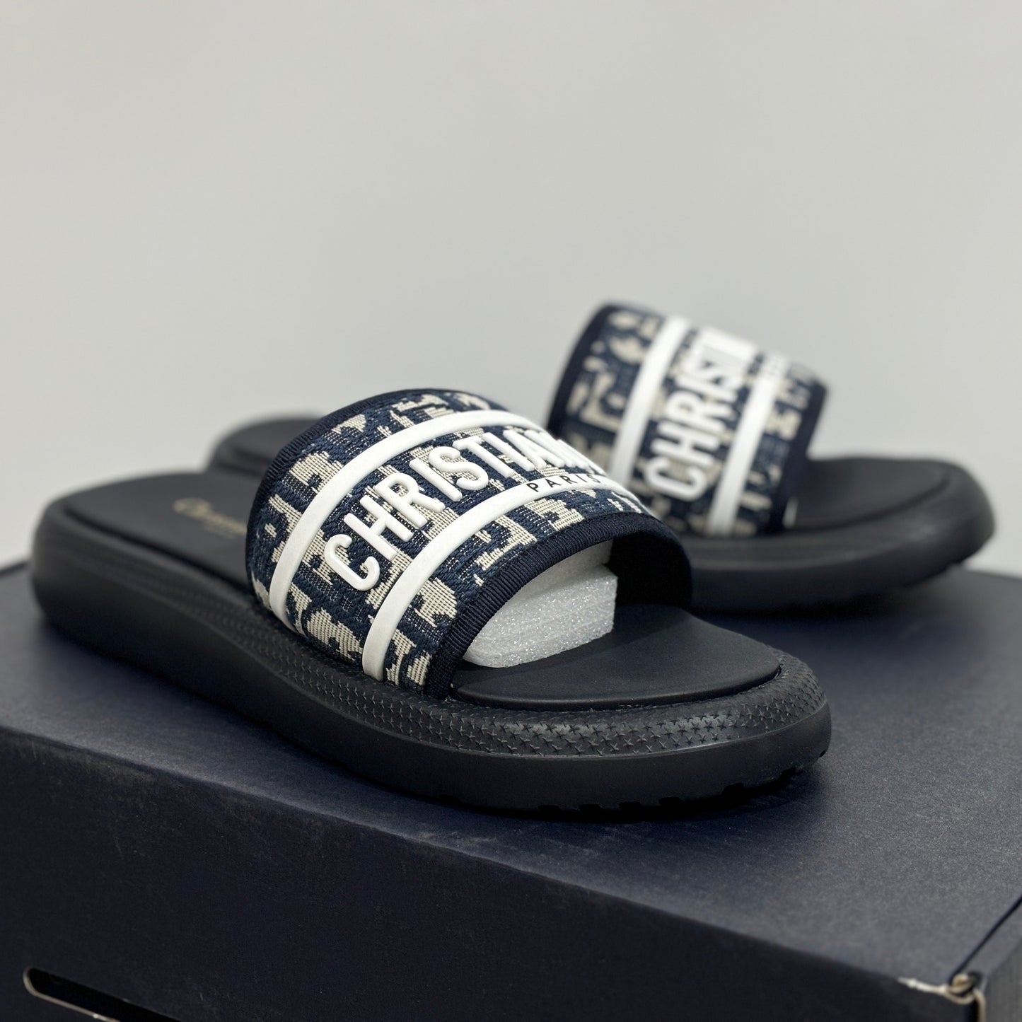 כפכפי DIOR